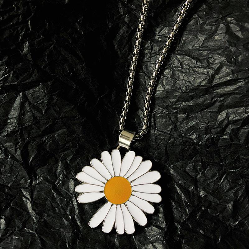 Trendy Daisy Titanium Steel Necklace: Unisex Hip-Hop Flower Pendant Inspired by G-Dragon