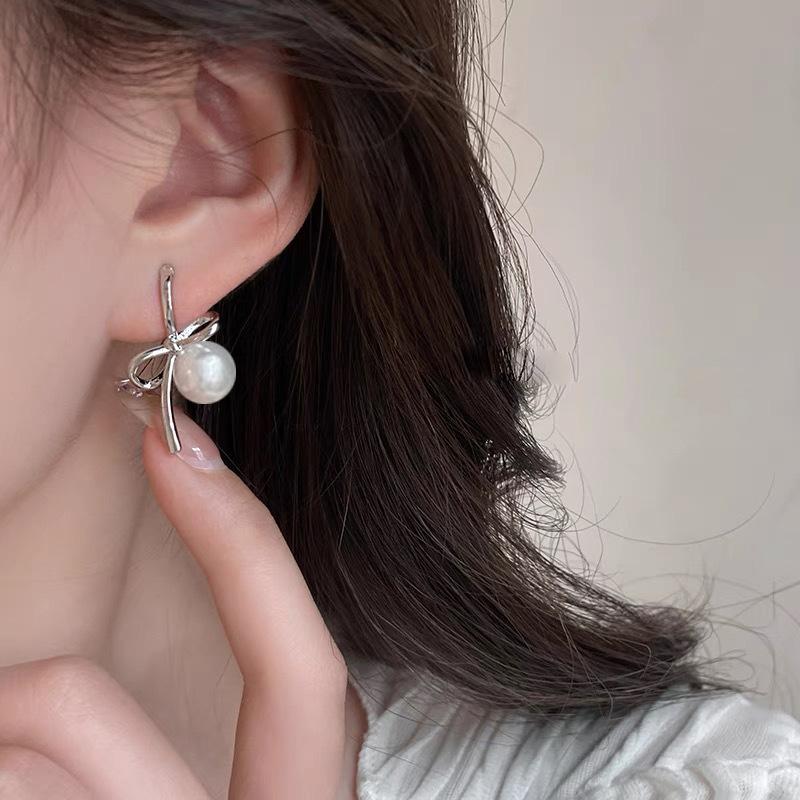 Ear clips without ear piercings~ Korean bow pearl ear buckles, light luxury, high-end sense, niche temperament, mosquito coil disc earrings for women