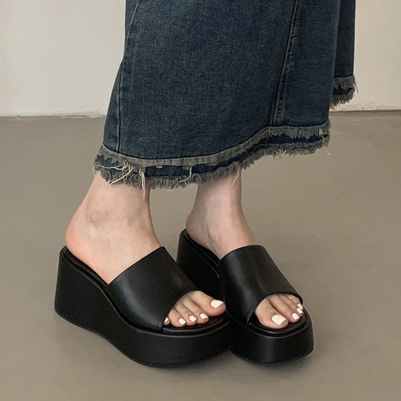 2025 Summer Thick-soled Slippers High-end Outer Wear Foreign-style Women's Non-slip Comfortable Slippers Niche Design Cool Slippers