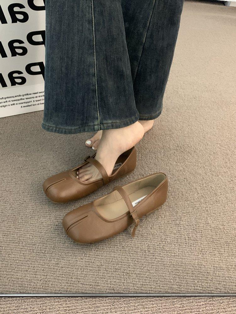 Flat-bottomed gentle evening shoes French cream yellow pig's trotters single shoes women's spring and autumn soft-soled split-toed Mary Jane grandma l
