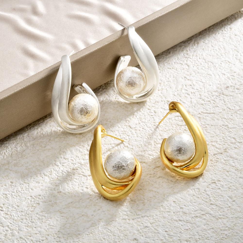 Vintage Minimalistische Ohrstecker mit Wirbelblatt-Design in gebürstetem Gold und texturierten Baumwollperlen für Damen