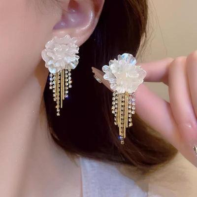 Elegante französische Ohrringe mit Quasten und Blumenmuster - Schickes neues Modeaccessoire für Damen