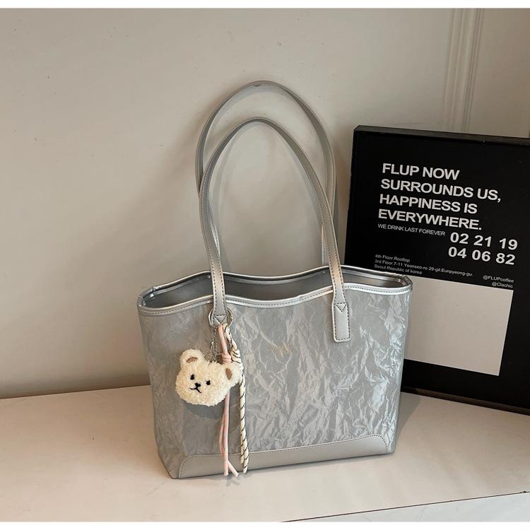 

Korean version retro large-capacity tote bag women s 2025 autumn and winter new simple casual shoulder bag premium underarm bag серебряный