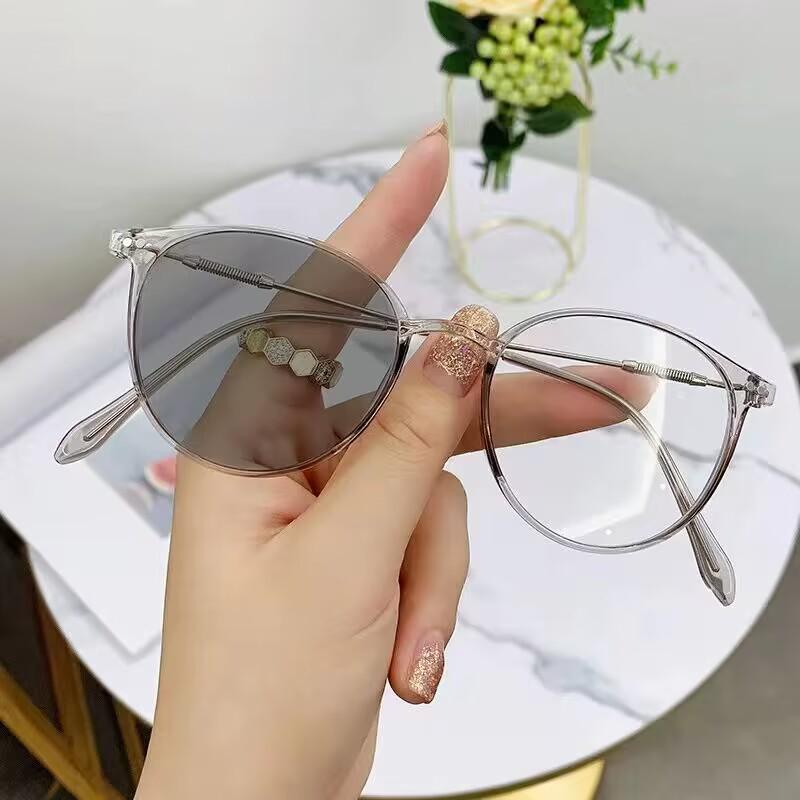 2023 High-End Photochromic Myopia Glasses in Metal Frame - Stylish and HD for Couples.