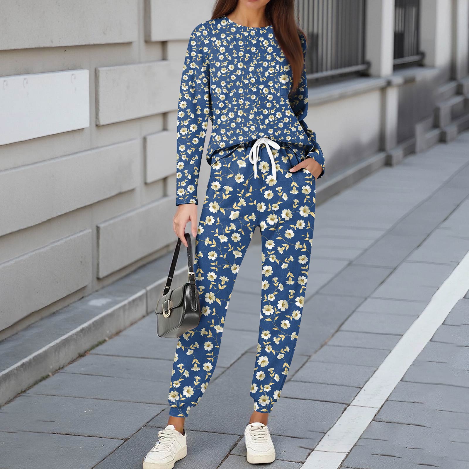 

Комплекты для женщин из 2 предметов: футболки с круглым вырезом и длинным рукавом, принтованные спортивные брюки с карманами S