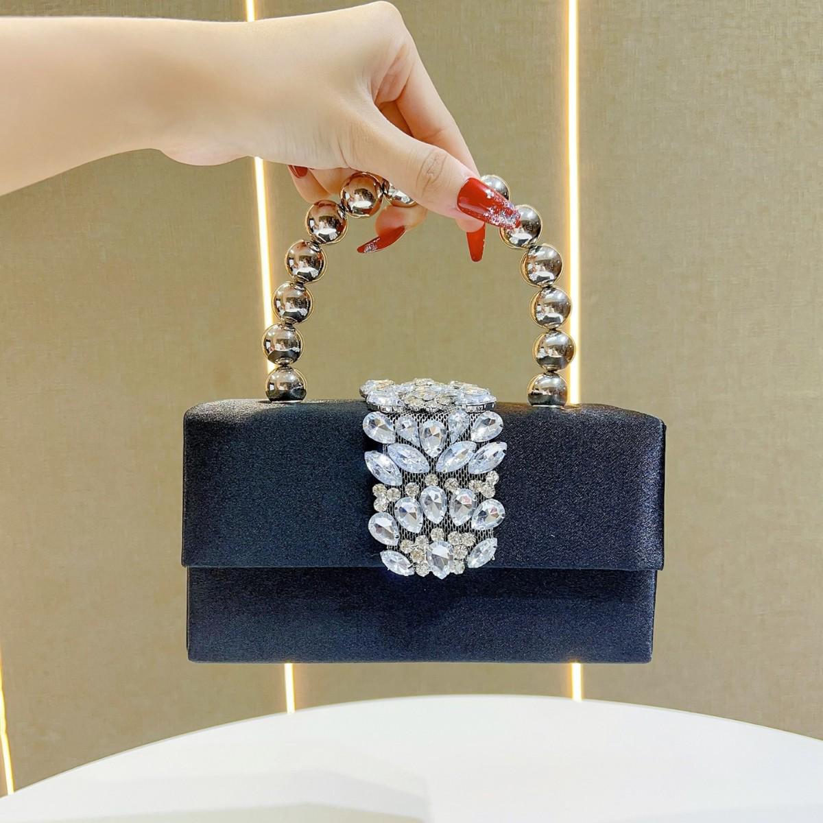 

Пересмотренный: «Элегантная атласная сумочка-клатч во французском стиле со стразами и жемчугом для женщин» чёрный