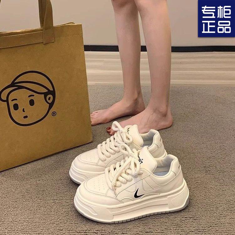 Muffin thick-soled velvet little white shoes women's 2025 winter new versatile niche board shoes casual women's shoes ins tide