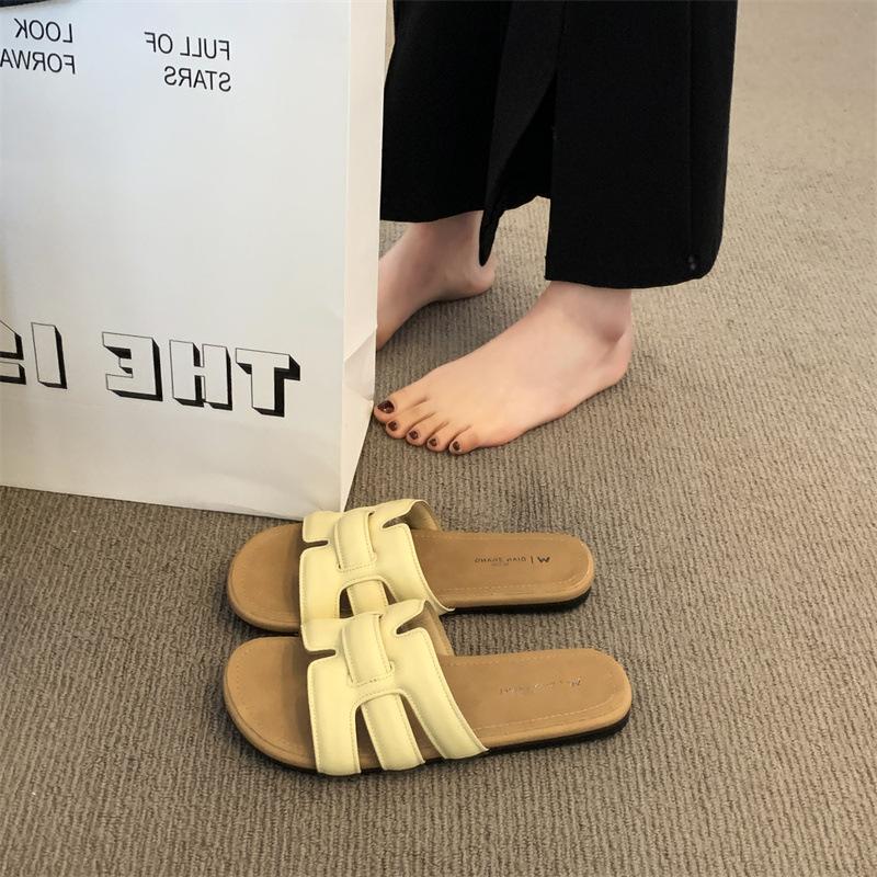 Fashion beach sandals are versatile and popular outside, and Boken temperament is trendy with flat-bottomed slippers for women in the summer of 2025