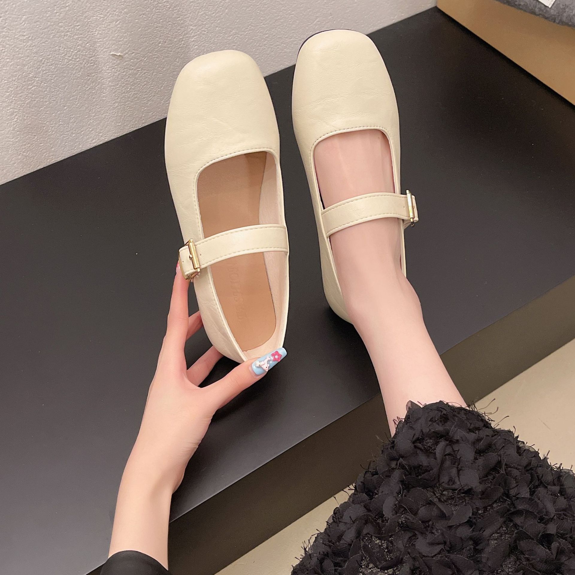 

2025 весна и осень новые французские туфли Мэри Джейн женские корейские версии квадратная головка одна педаль неглубокое горло плоская подошва женские туфли Doudou t 35