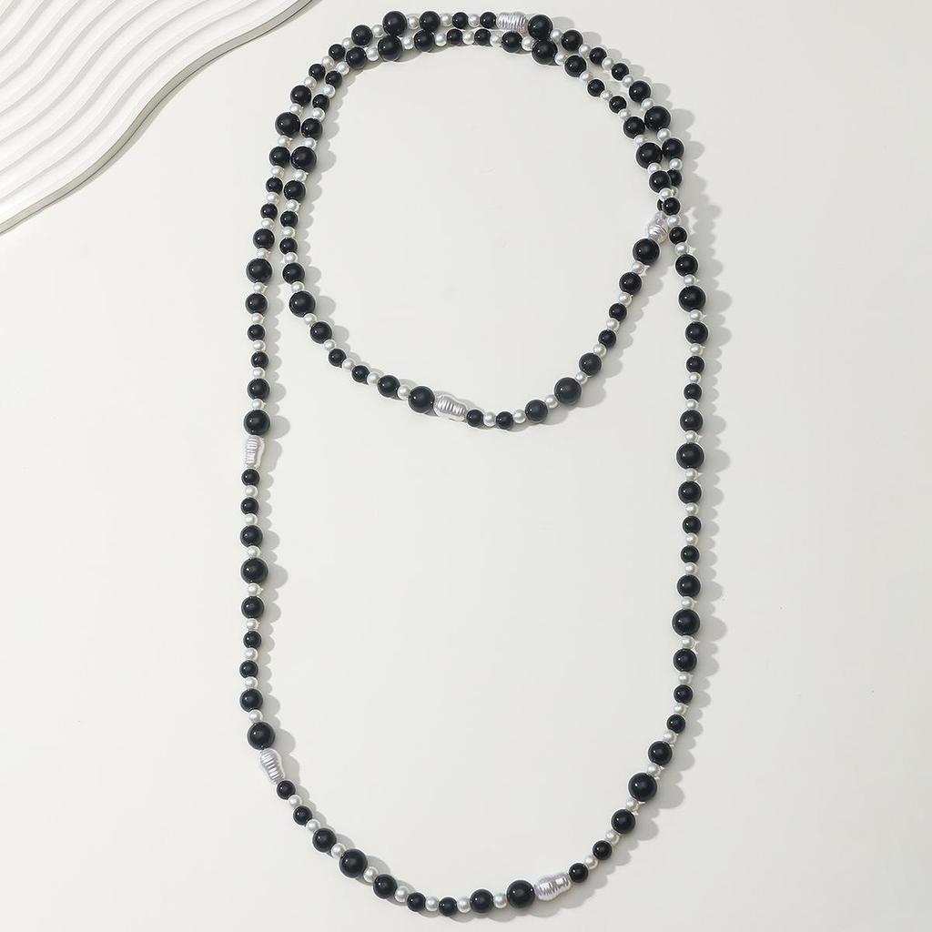 Elegant Retro Pearl Necklace: Women's High-End Light Luxury Sweater Chain.