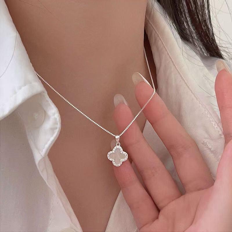 Trendy Four-Leaf Clover White Mother-of-Pearl Necklace for Women, Fashionable Choker, Light Luxury Clavicle Chain, Niche Design, High-End Feel