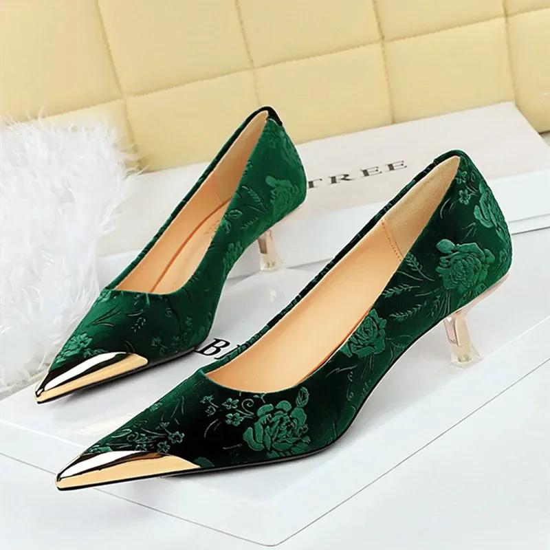 Fashion Autumn Luxury Metal Pointed Toe High Heels for Women Sexy Thin Low Heels Women Pumps Elegant Flower Suede Banquet Ladies Shoes