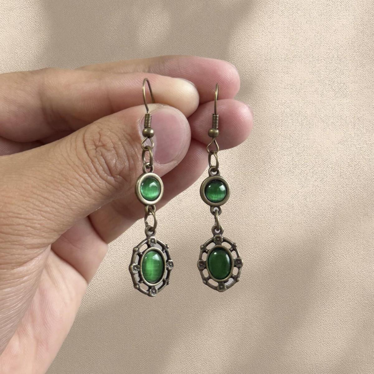 

Retro Victorian Bronze Color Geometry Hollowed-out Lacework Oval Green Opal Long Pendant Dangle Earrings for Women Charm Jewelry зелений