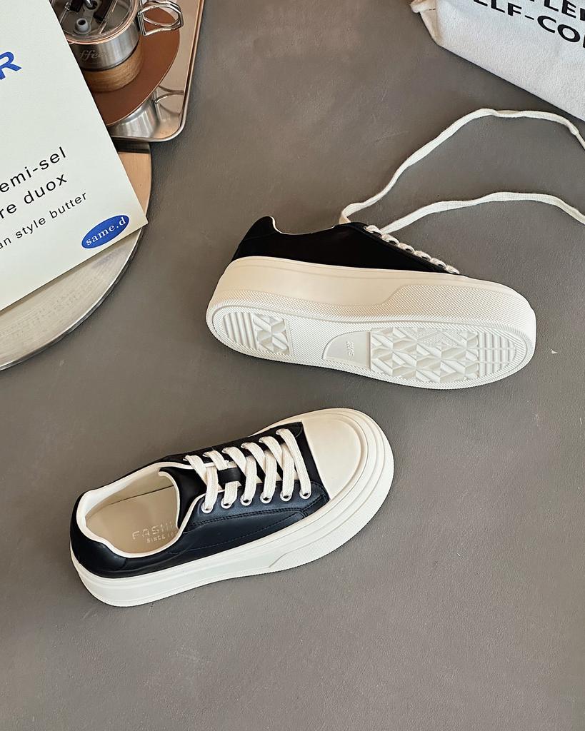 Frühling vielseitig 2025 neue dicksohlige kleine weiße Schuhe Damen Muffin kleine Damenschuhe erhöhend lässige Sport-Board-Schuhe