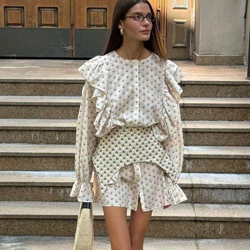 

Платье в западном стиле с оборками, рукавами-колокольчиками и принтом-поясом на талии Beige S