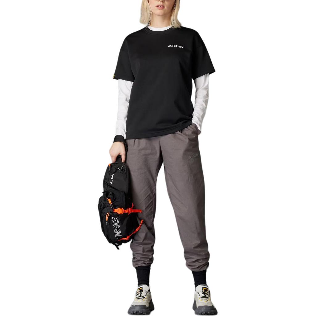 adidas National Geographic Graphics Schnelltrocknendes, sportliches, lässiges Pullover-T-Shirt mit kurzen Ärmeln und überschnittenen Schultern, Unisex-Oberteil, Schwarz, IX6565