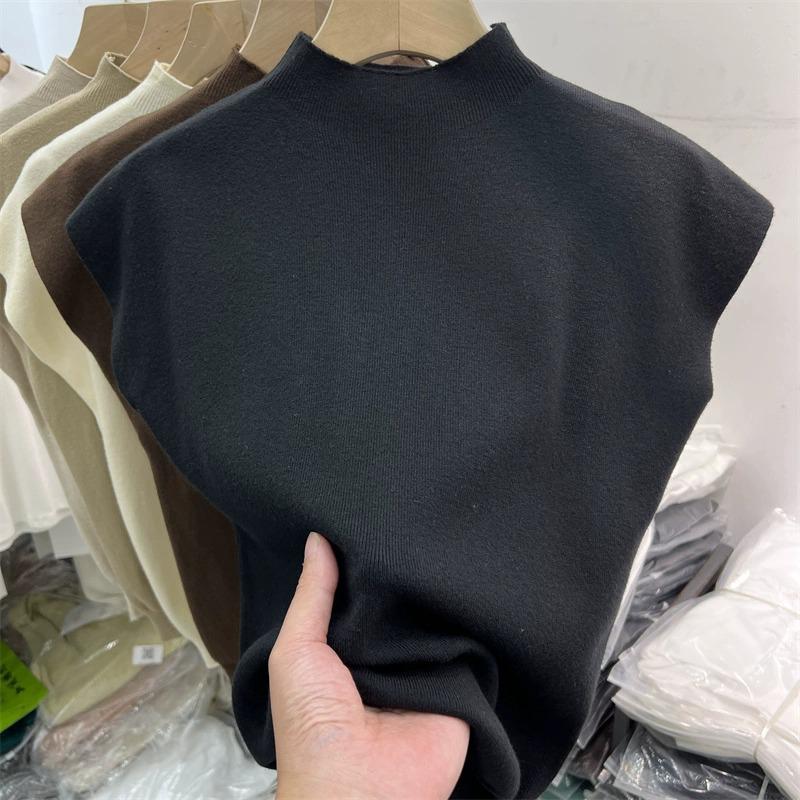 Dámský úzký pletený svetr s motýlkovými rukávy - poloviční vysoký límec, bez rukávů, jaro 2025