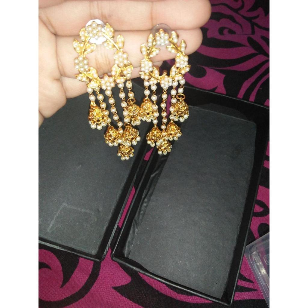 Eleganti orecchini jhumka jhumki tradizionali placcati oro con perle per donne e ragazze (d'oro)