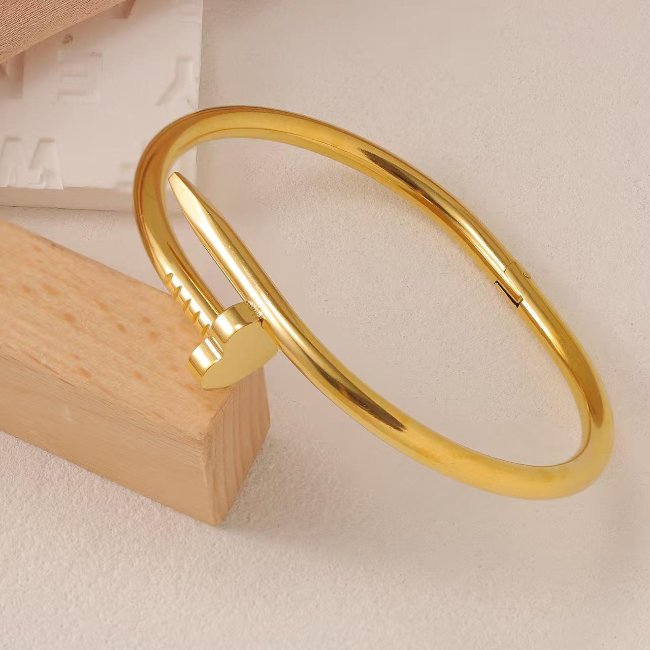 Ювелирные изделия серии «Гвоздь» из 18-каратного золота, Четырехлистник, Римские цифры, Браслет «Персиковое сердце» 2026 18CM