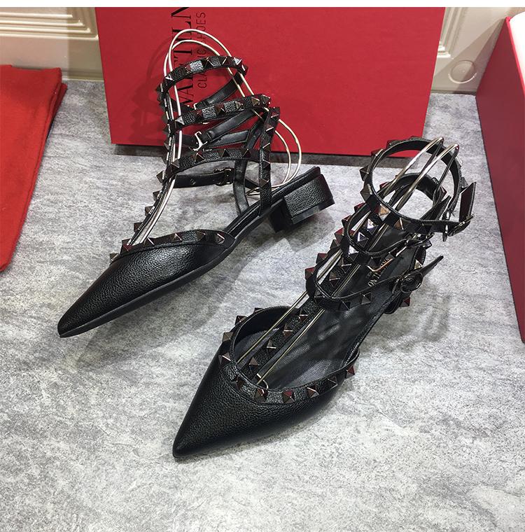 Luxusmarke Nieten Niedrige Absatzschuhe für Damen 2024 Neue Riemenschnalle Dicke Absatzschuhe mit Echtleder Spitzpumps Sandalen 41