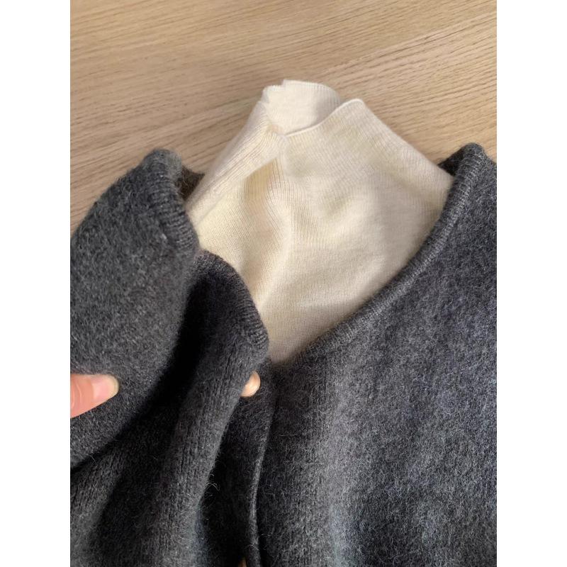 High-End Knit Vest: Women's Korean Style Sleeveless Top with Metal Buttons and Soft Shoulder Pads for Spring and Autumn.