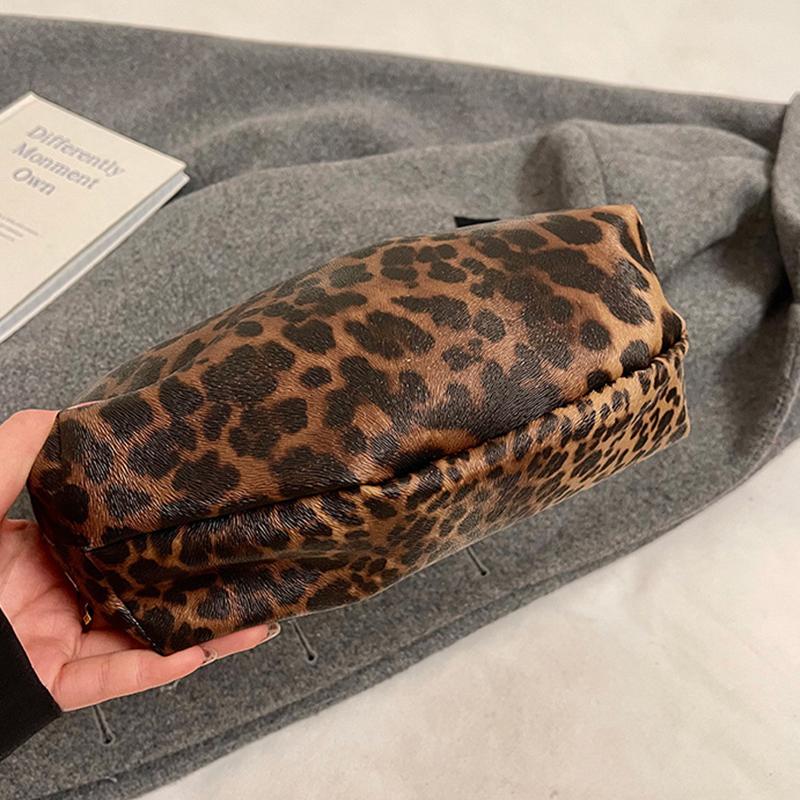 Women PU Leopard Fashion Shoulder Bag Large Capacity Circular Underarm Bag Zipper Closure Fashion Carrying Bag Chic Hobo Bag KTB