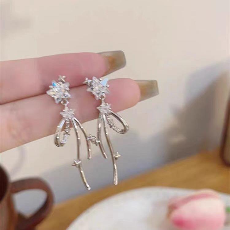 Japanese and Korean micro-inlaid star temperament earrings, women's fringed long stud earrings, cold wind ear jewelry