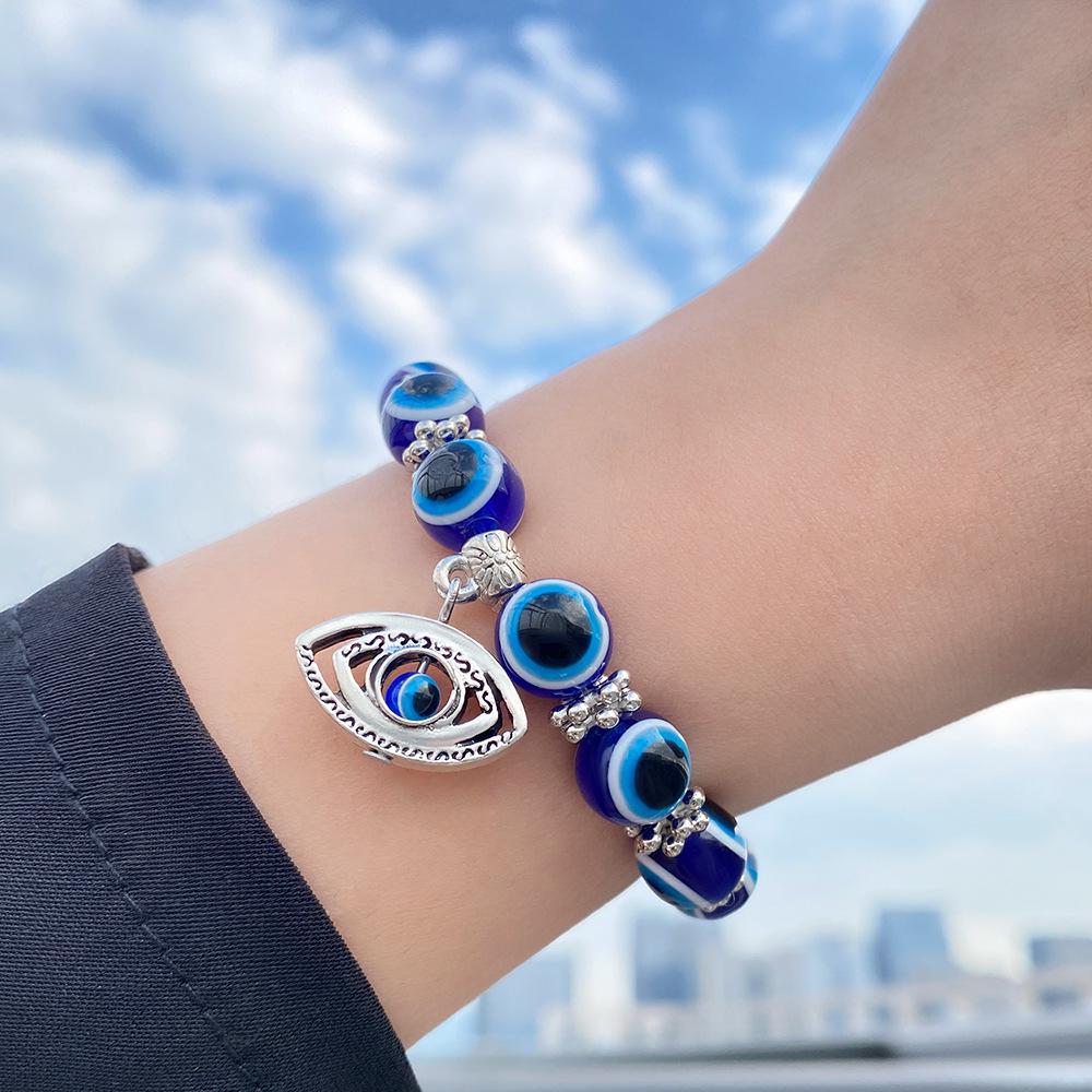 Beliebtes blaues Nazar-Armband mit Schmetterling-, Elefanten-, Fatimas Hand-Anhängern & Harzperlen