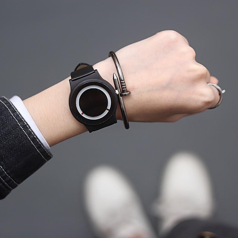 Stilvolle und einfache Paaruhr Damen Trend Lernuhr Quarz Freizeit Highschool-Schüleruhr Kreative Personalisierte Uhr