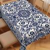 Eine blau-weiße Tischdecke mit Blumenmuster, mit klassischen und eleganten Mustern, in einem modernen und schlichten Design, yzb