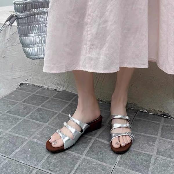 Fashion Slippers Women Summer Shoes Slides Pantofle Fashion On A Wedge Silver 2025 Luxury Shoes On A Wedge Womens Slippers Outdoor Luxur
