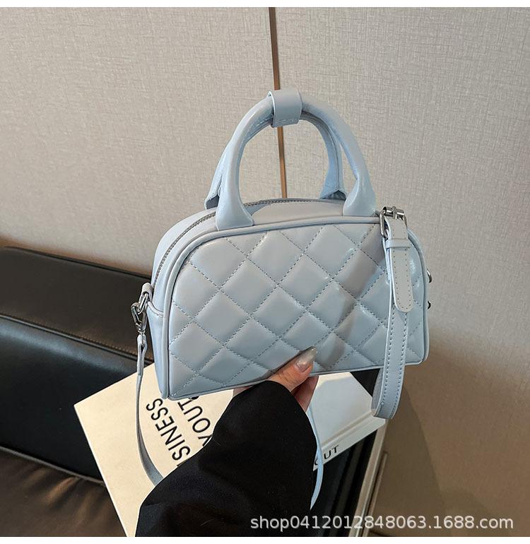 

Korean version of fashion high-quality texture rhombus portable small square bag temperament 2025 new spring casual shoulder messenger bag синий