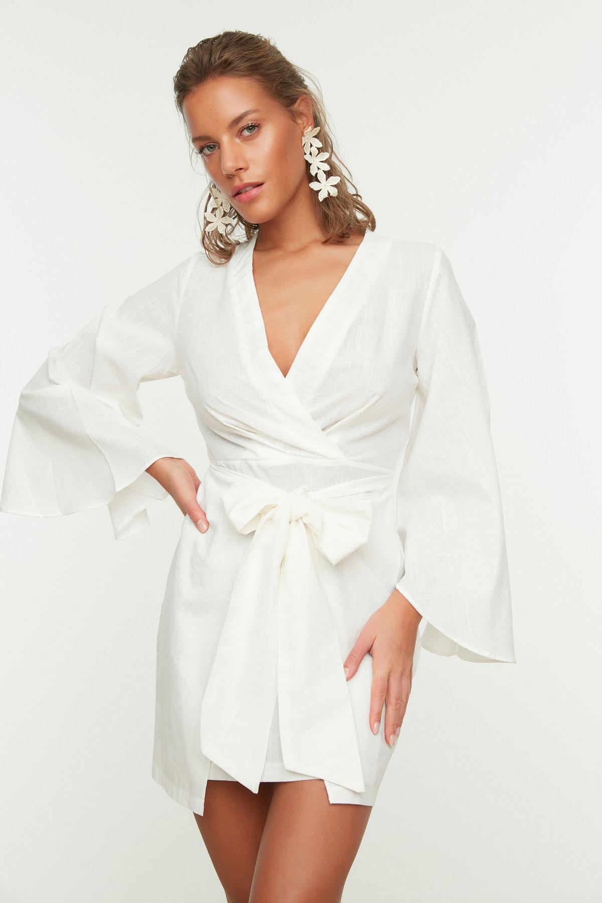 

Белое льняное пляжное платье с завязками TBESS21EL3208..