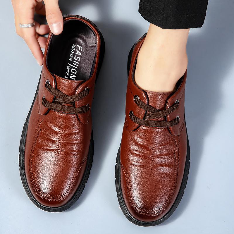Lässige und bequeme Lederschuhe, neue trendige vielseitige Schuhe mit niedrigem Schaft, ultraleichte Sohlen, trendige Lederschuhe für Väter mittleren Alters sind angesagt