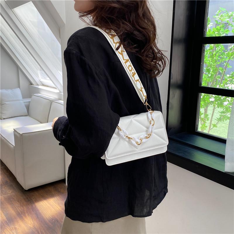 Fashionable Vintage Style Pu Shoulder Bag With Wide Strap And Chic Chain Detail