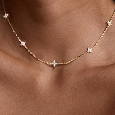 Zierliches Glücksblatt-Halskette für Damen 925 Silber Trendige 14K-Vergoldung Niedlicher Weißer Zirkonia-Blumen-Anhänger Choker-Halsketten