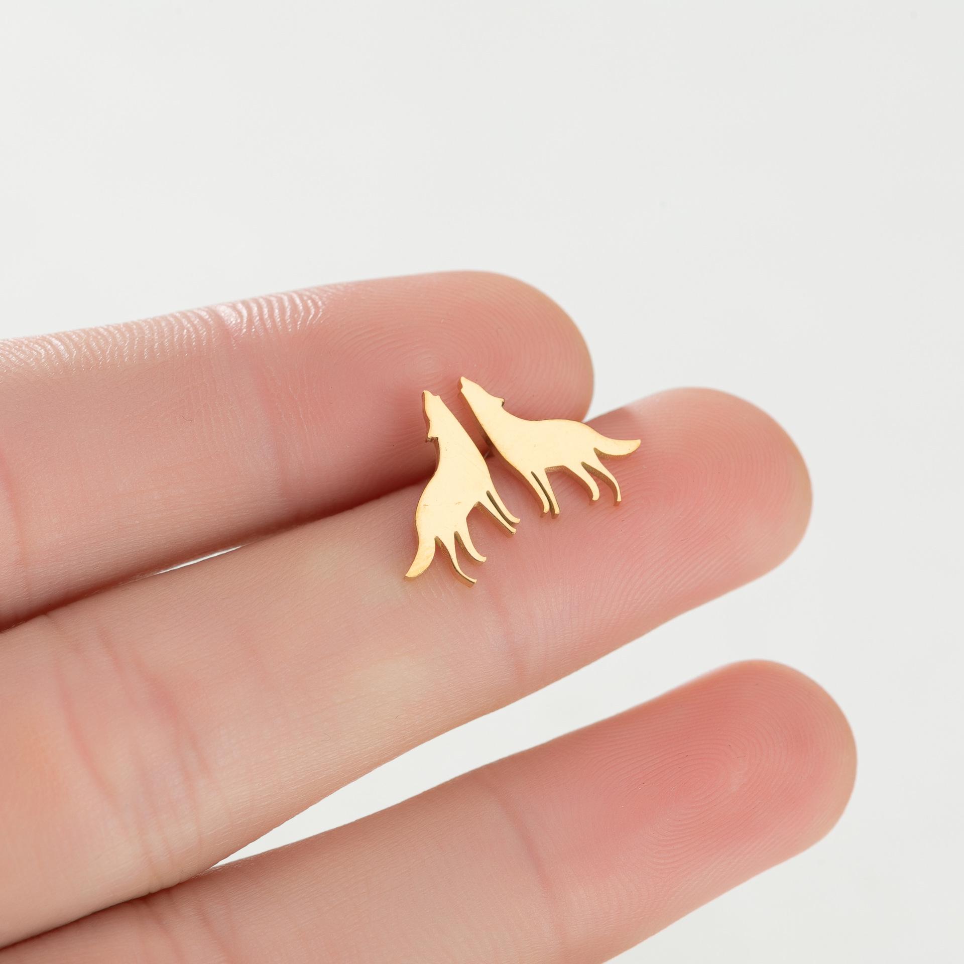 

Милые серьги в виде мультяшного волка с девчачьим дизайном