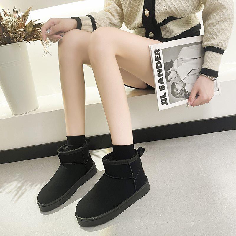 Nowe buty jesienne damskie ocieplane krótkie botki modne aksamitne na płaskiej podeszwie ciepłe zimowe śniegowce krótkie botki 2025 gruba podeszwa