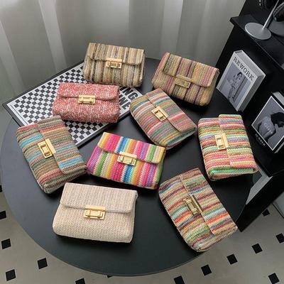 Bolso bandolera de moda para el verano de 2025: Bolso de patchwork tejido con paja de colores
