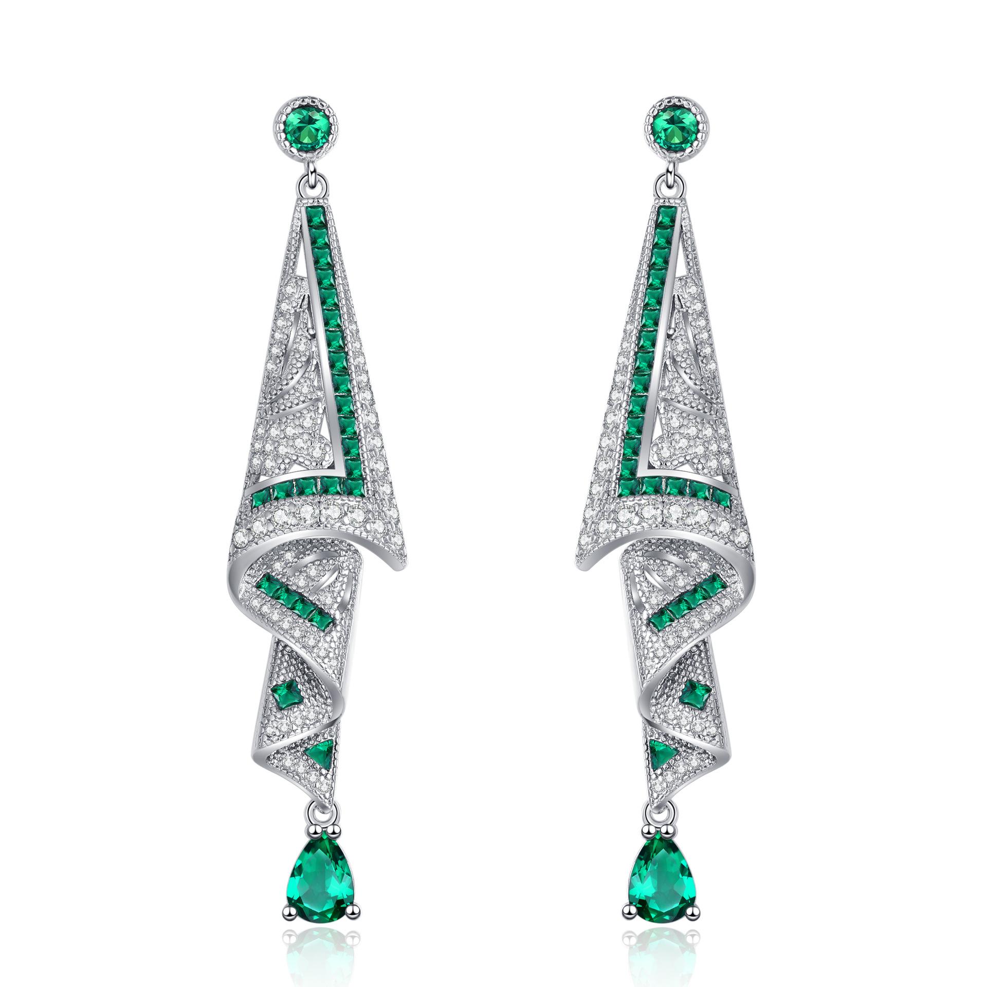 

Геометрические серьги с каплями воды и бриллиантами. Преувеличенные серьги высокого класса.