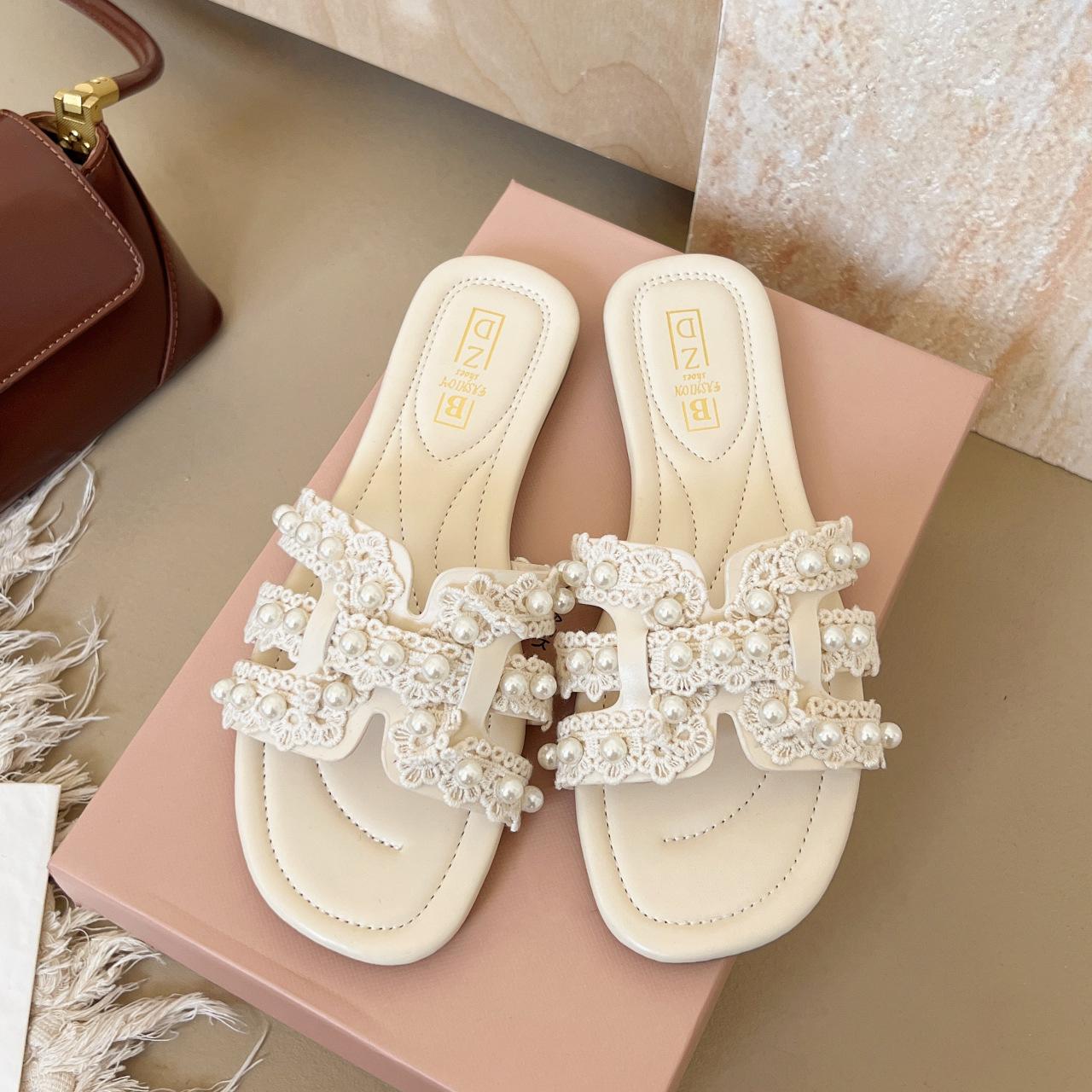 

French pearl one-word slippers women s summer wear 2025 new super fire flat bottom small fragrance with skirt beach sandals 35 бежевий