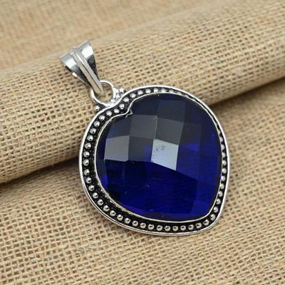 Massiver, im Labor hergestellter, facettierter blauer Saphir-Edelstein, handgefertigter Anhängerschmuck aus massivem 925er Silber