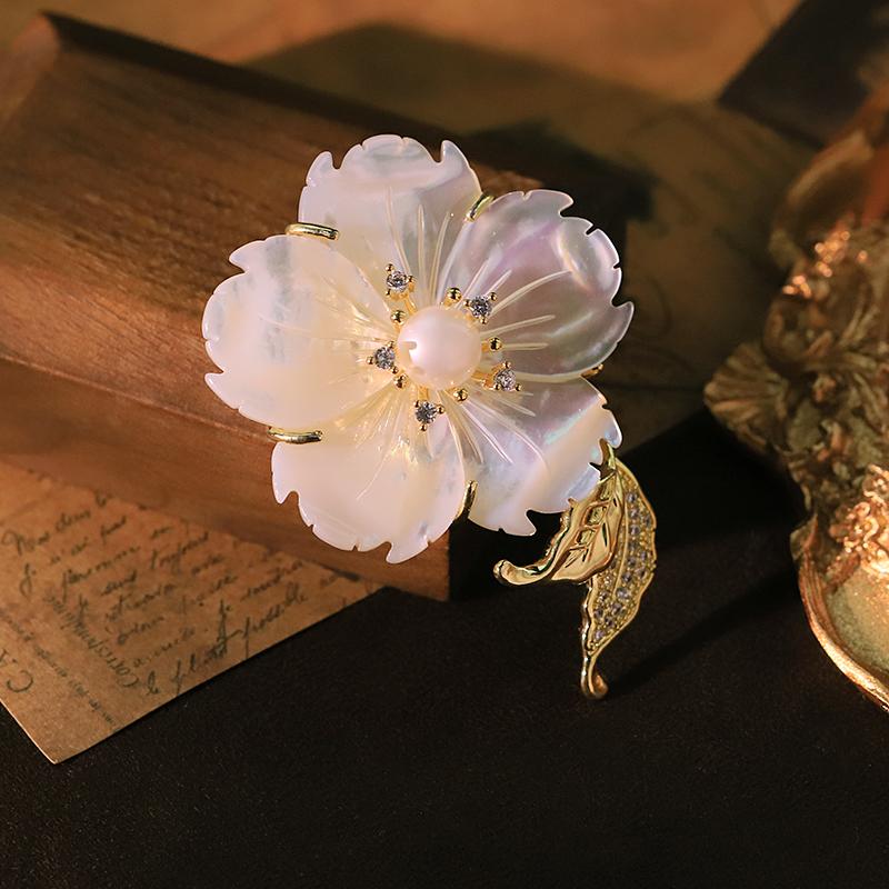 Natural Pearl Shell Leaf Brooch Handmade Design Classic Brooch Gift Banquet Women s Jewelry Accessories GO0014
