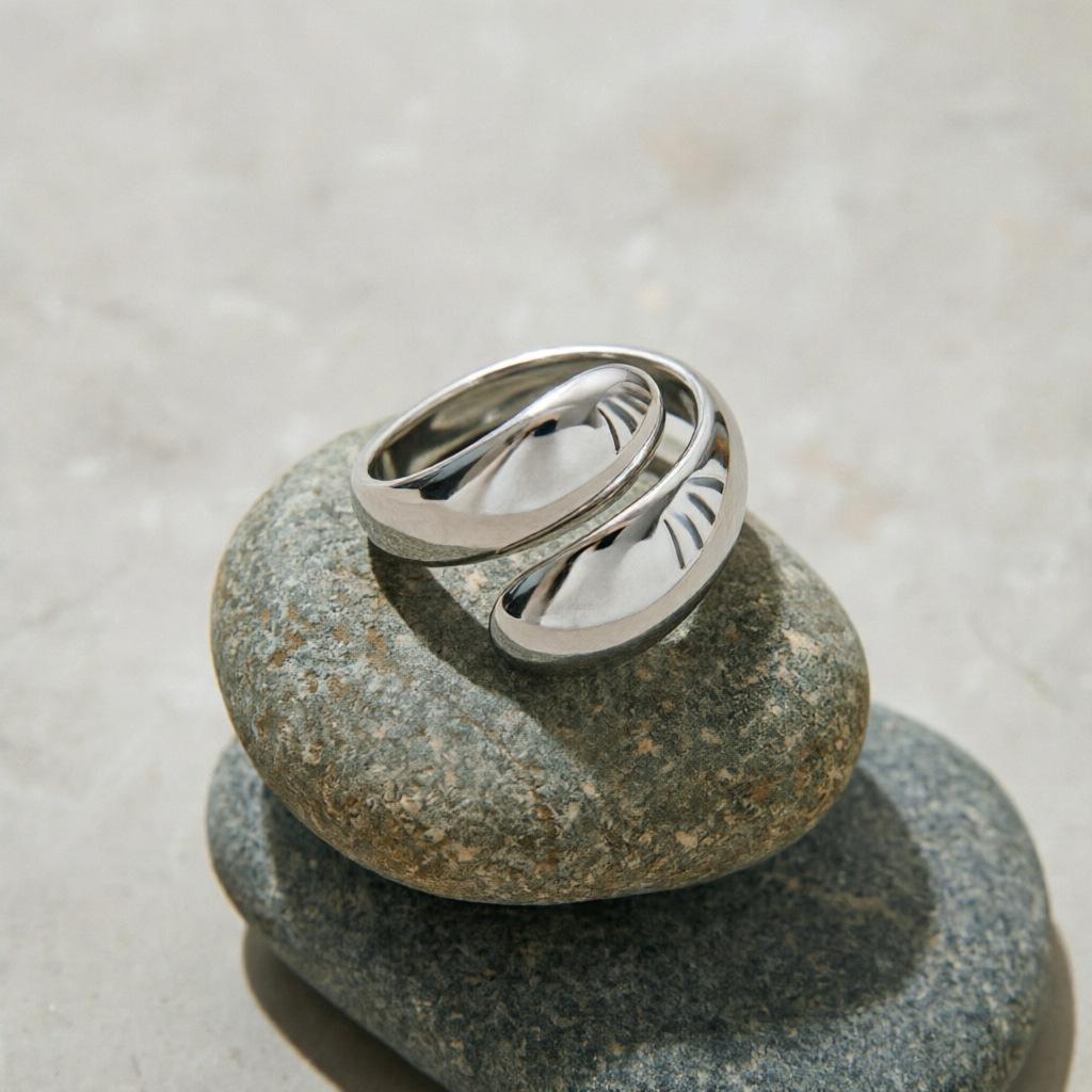 High-End Geometric Titanium Steel Ring: Simple 18K Fashion Jewelry for Women