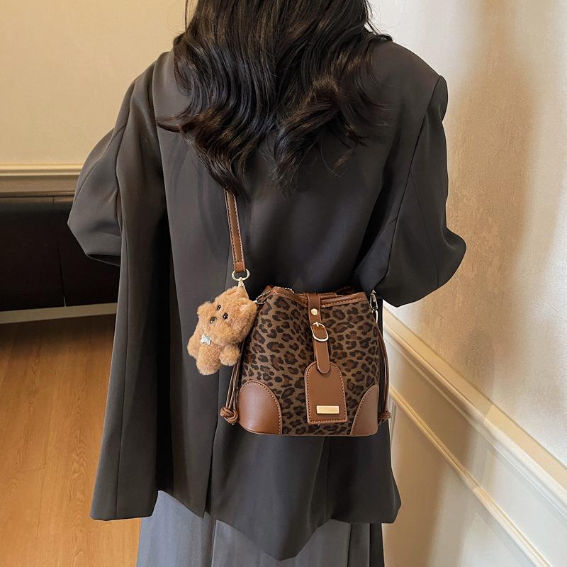 New Leopard Print Bucket Bag Large-capacity Commuter Trendy Women's Bag Oblique Span Bag Fashionable Versatile Shoulder Bag Wholesale