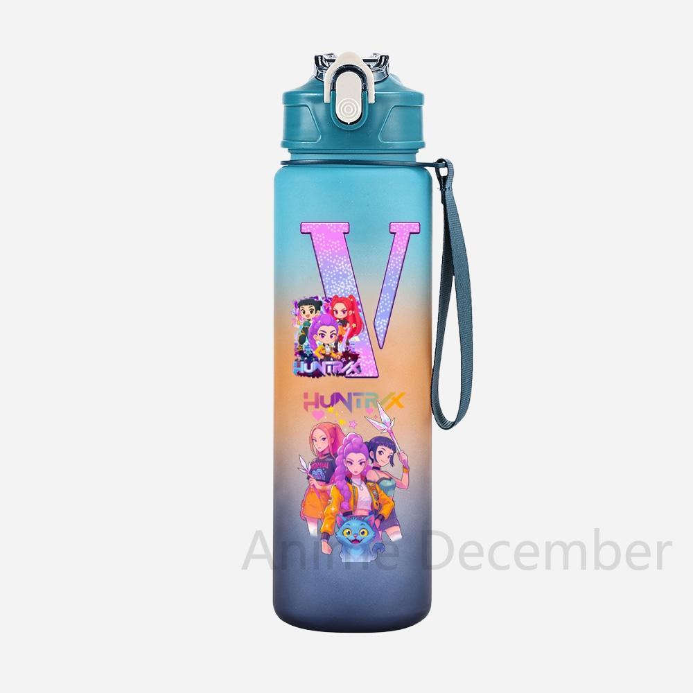 Anime K-Pop Lovci démonů A-Z Anglické písmeno Potisk Modrý hrnek na vodu Lovci démonů Velkoobjemová Venkovní Přenosná Láhev na pití pro Chlapce Dívku Dárek