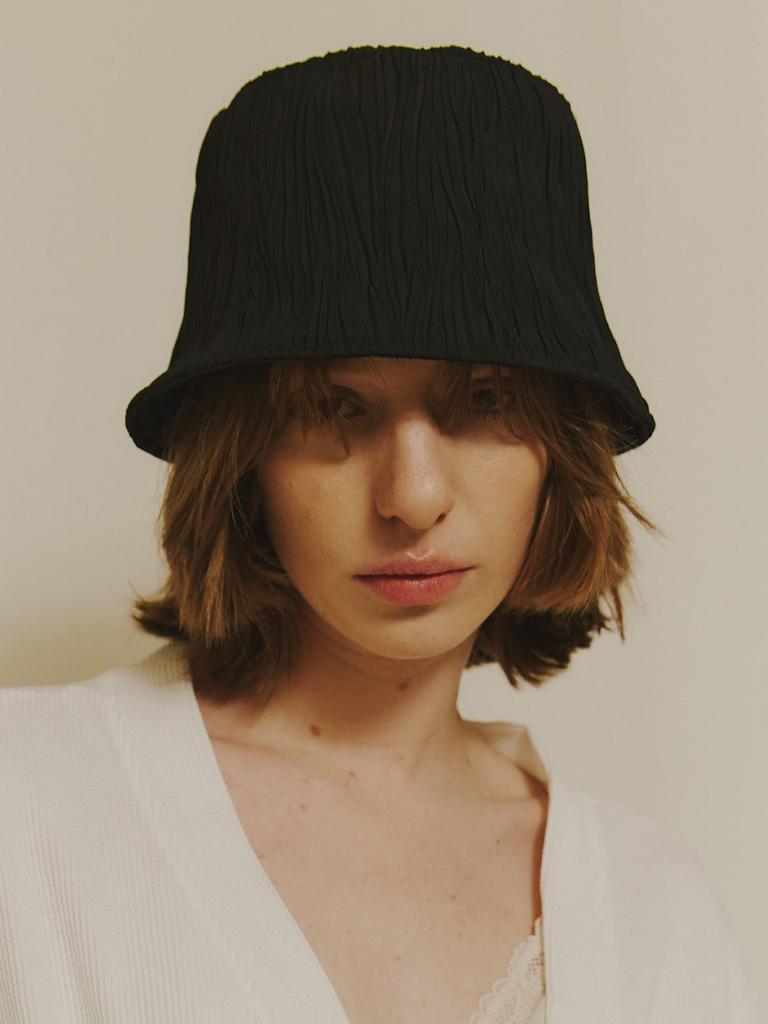 Poejidam [The Shelter] Pleats Bucket Hat In Black