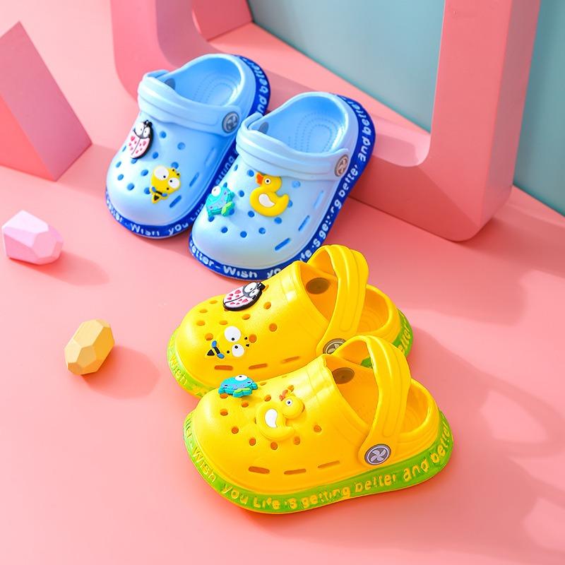 Children's Summer Slippers, Closed-Toe Cartoon Hole Sandals, Anti-Slip Indoor Home Shoes for Infants and Toddlers, Soft-Soled Sandals.