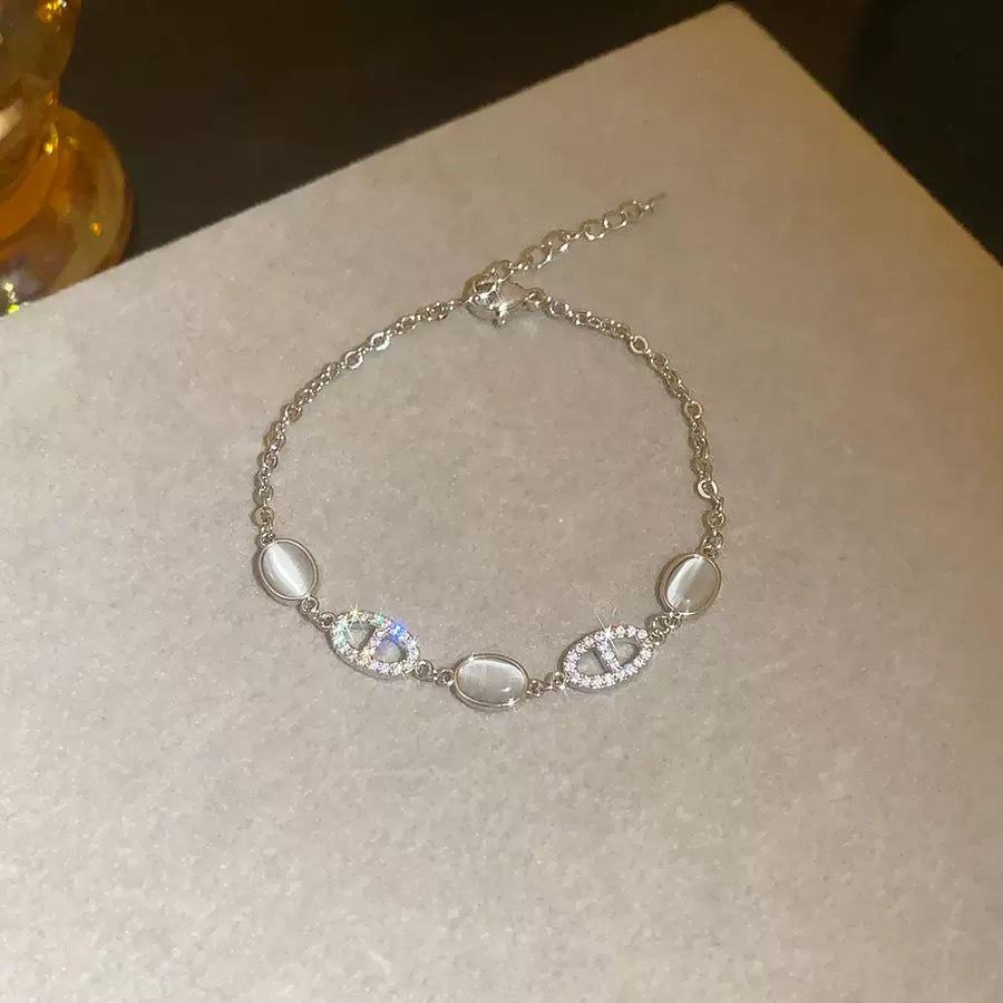 Elegant Cat's Eye Rhinestone Bracelet for Women - Luxurious, Versatile Oval Bangle