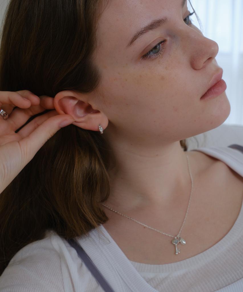 Reve Petit Stone Earrings -White